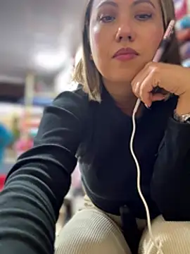 VIOLETA-25_ élő XXX-chatje