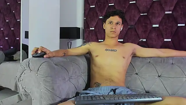 TonyBenedetti Adlı Modelin Canlı XXX Sohbeti