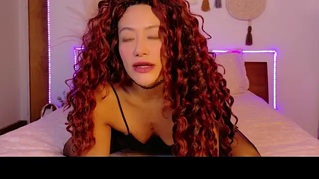 Ajua__Uva élő XXX-chatje
