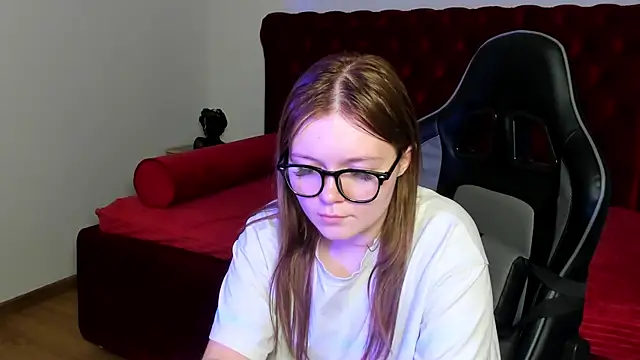ElinaVale élő XXX-chatje