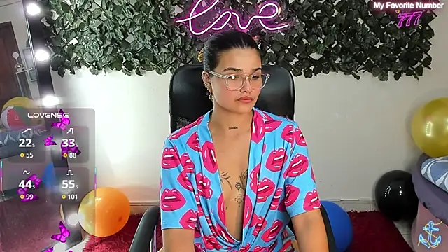 DestinyHills' Live XXX Chat