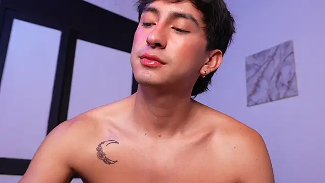 XXX chat uživo modela sweettaaron01
