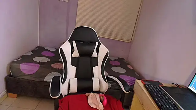 luna_desiree élő XXX-chatje
