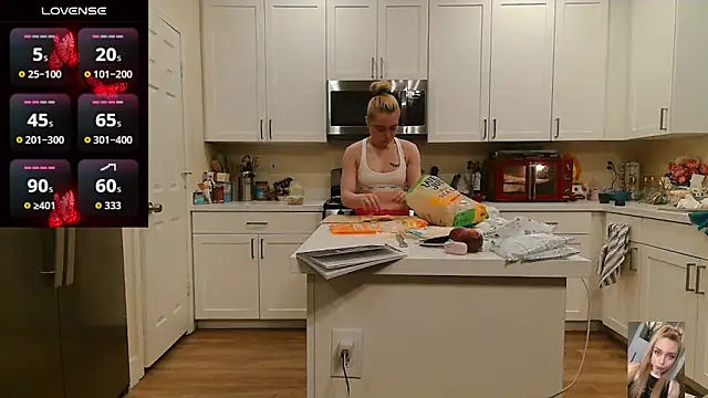 Blondiewithanass: онлайн-секс-чат