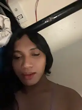 slutty_aki élő XXX-chatje