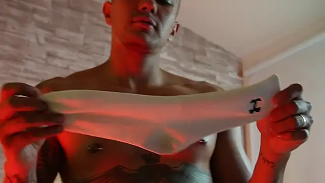 Chatroom XXX en direct de aaron_bolt