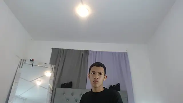 PhillipCox Adlı Modelin Canlı XXX Sohbeti