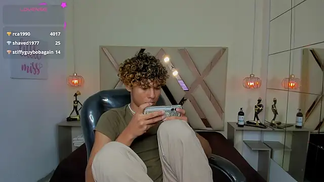 Anyelo_Twink Adlı Modelin Canlı XXX Sohbeti