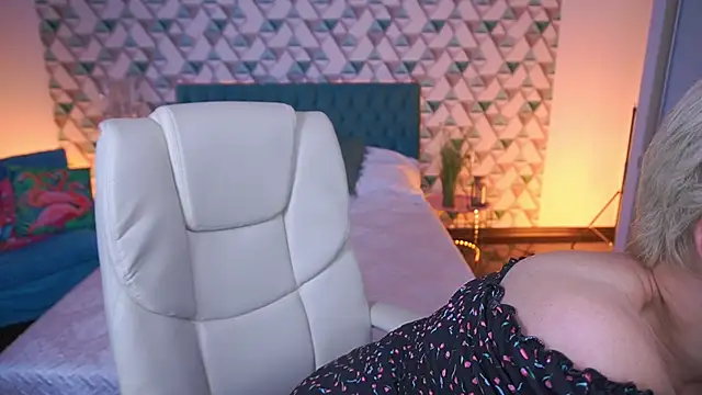 CrystalVibe élő XXX-chatje