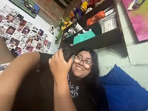 violeta_818 élő XXX-chatje