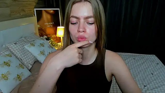 HoneyEmilly's Live XXX Chat