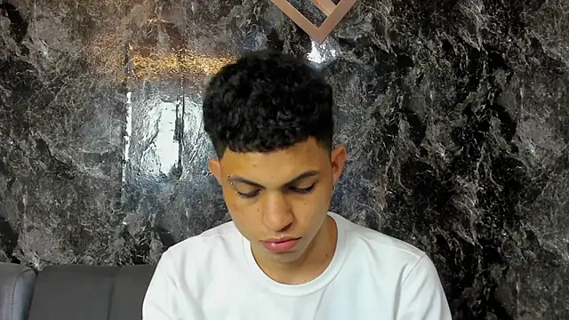 Chat +18 de cameron_lux77 ao vivo