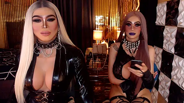 Chat XXX en directo de MonstrousCockDiva