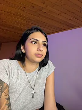 Hilary_pinkk's Live XXX Chat