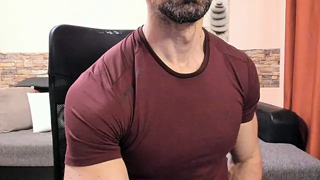 دردشة HotHunkTrainer الجنسية المباشرة