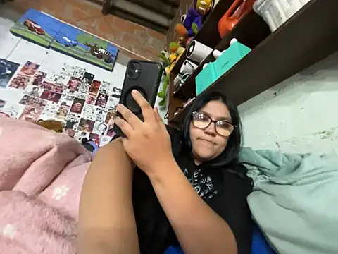 violeta_818 élő XXX-chatje
