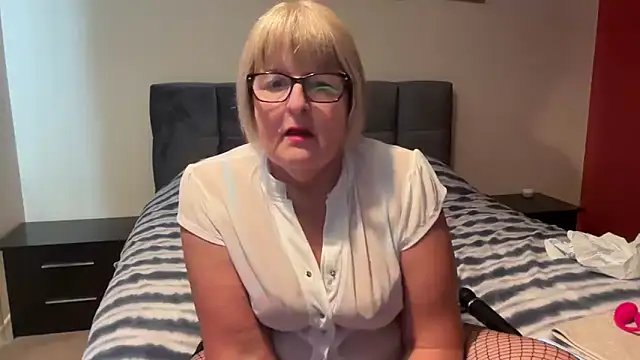 German-Milf-Angie – Live XXX-chat
