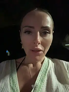 EmaSalis live XXX chat