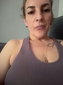 צ'אט XXX בשידור חי של Hot-Milf4U