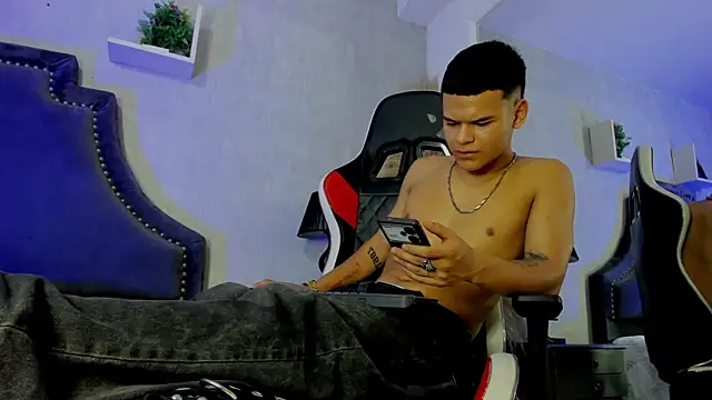 Онлайн чат XXX DylanRoyce_