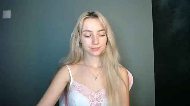LuciaYoung Live XXX-chat