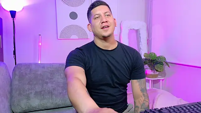 _robertobaggioo Show in webcam