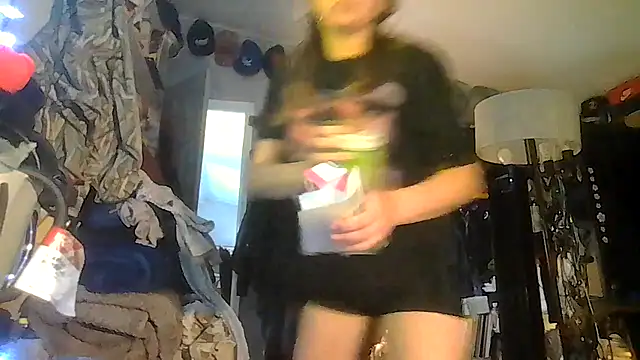 ShysluutGia's Live XXX Chat