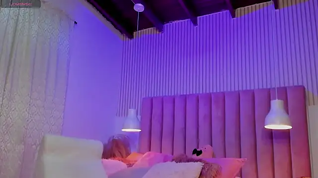 ScarlettDreamss7's Webcam Show
