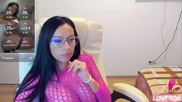 kissnicol32's Live XXX Chat