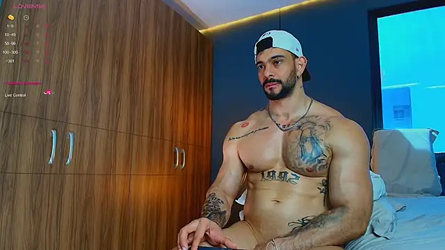 massimo_visconti's Live XXX Chat