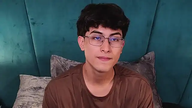 Aaron_Eze Adlı Modelin Canlı XXX Sohbeti
