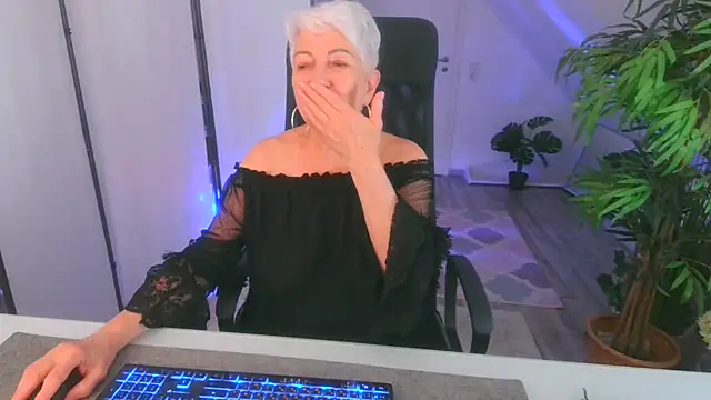 Chatroom XXX en direct de LovelyHelena