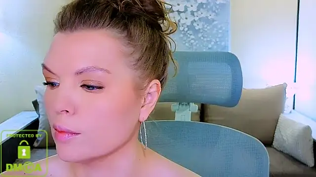 Glossiern Live XXX chat
