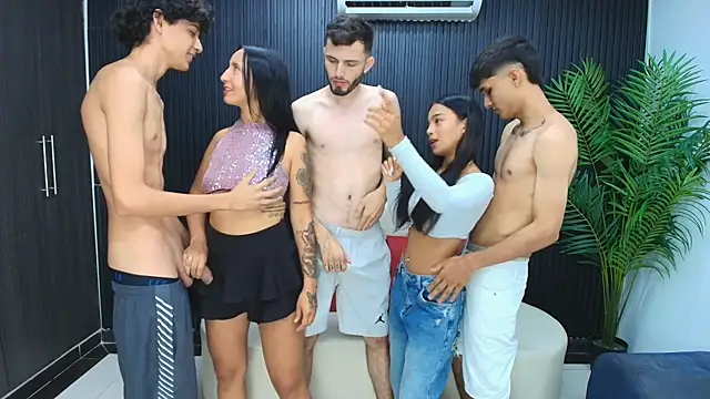 TheLatinHouseVIP: διαδικτυακό σόου στην κάμερα