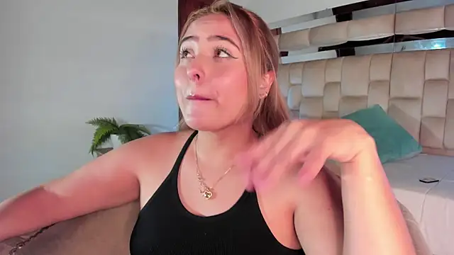 צ'אט XXX בשידור חי של MikaelaStone