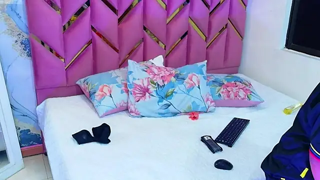 kinkylittlegirll's Live XXX Chat