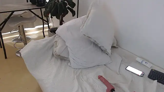MIYESSI – Naživo XXX chat