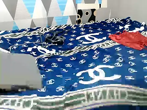 Trish_CurveCock Chat XXX in diretta