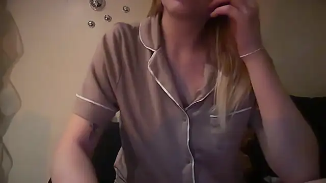 Chat XXX ao vivo de DisguisedTemptationXoxx