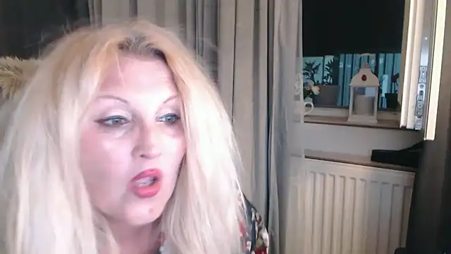 Divineblond live XXX chat