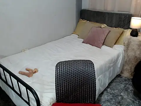 Chat +18 de TheHugeCockBella ao vivo