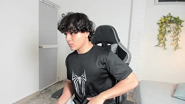 latin_beast4 Adlı Modelin Canlı XXX Sohbeti