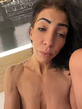 YasmiineeのライブXXXチャット