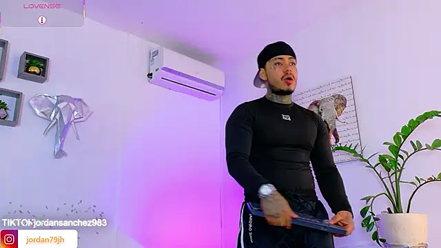 XXX chat uživo modela JordanSmiith_