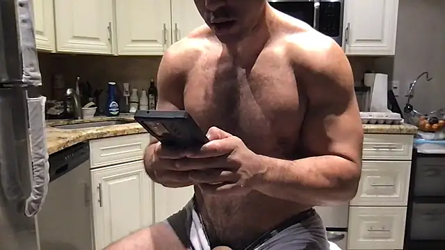 BigGuyMuscle 即時 XXX 聊天