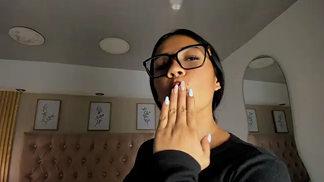 צ'אט XXX בשידור חי של KamyGlam