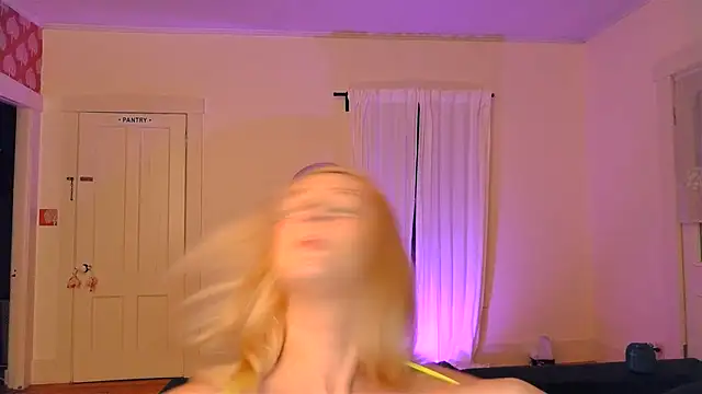 XXX chat uživo modela switchykitty