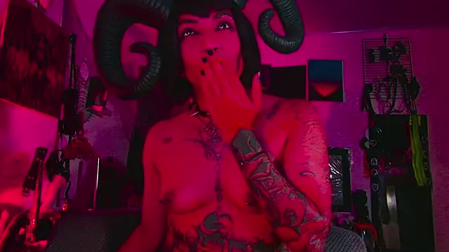 agathaaiko6 élő XXX-chatje