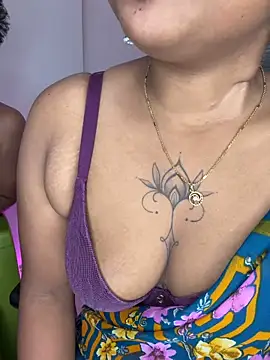I_am_ur_amisha élő XXX-chatje