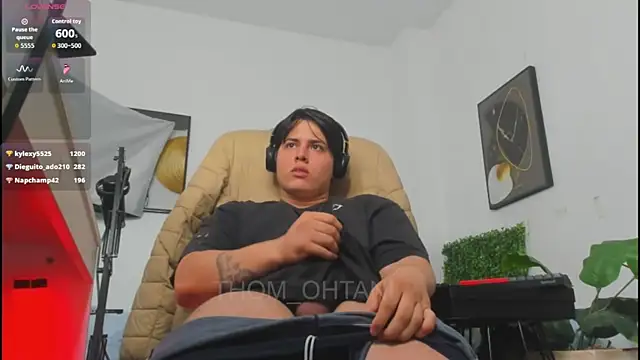 XXX chat uživo modela Thom_Ohtani